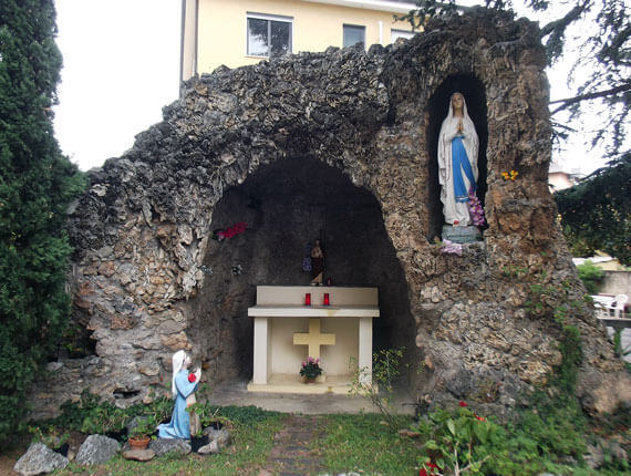 Uno scorcio del parco del presidio con altare alla Madonna